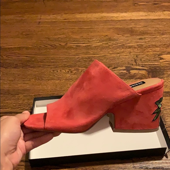 Red mules with floral design - Picture 3 of 5